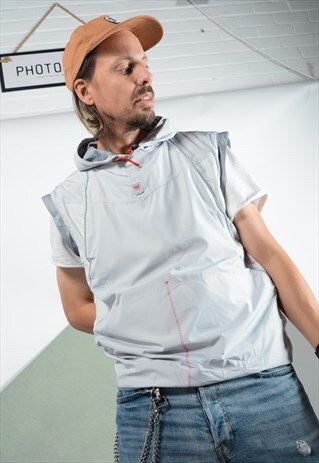 VINTAGE NIKE 90S SLEEVELESS SPORTS JACKET IN GREY .