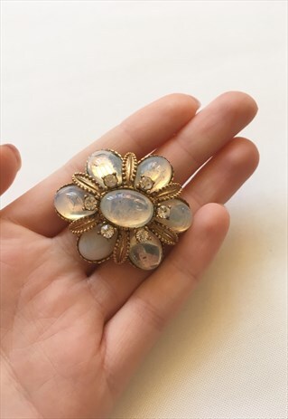 WOMENS VINTAGE BROOCH FLOWER WHITE GEM STONE PIN BADGE