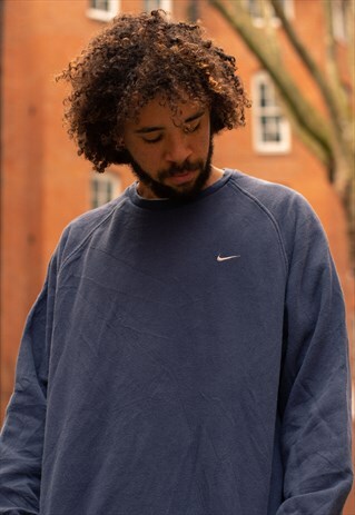VINTAGE 00S Y2K NIKE LOGO CREW NECK SWEATSHIRT IN NAVY BLUE