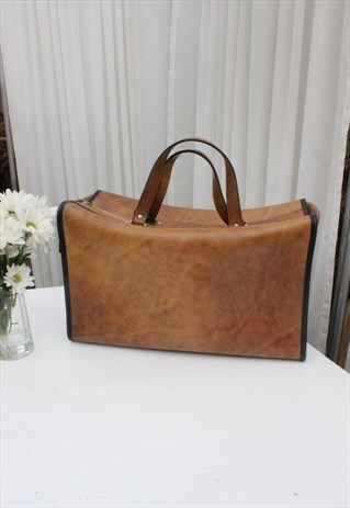 VINTAGE 1960S/70S BROWN FAUX LEATHER HOLD ALL BAG