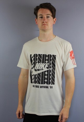 VINTAGE NIKE INTERNATIONAL T SHIRT IN BEIGE WITH PRINTED LOG