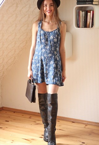 BLUE SHORT WHITE FLORAL DRESS