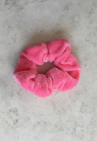 SALMON PINK VELVET SCRUNCHIE