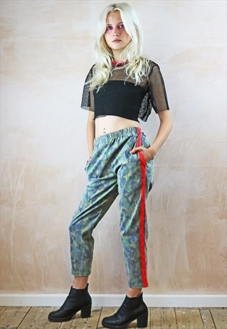 CAMO CROP PEG TROUSERS WITH RED STRIPE