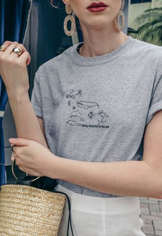 EXCLUSIVE UNISEX T-SHIRT IN GREY WITH FISH SLOGAN EMBROIDERY