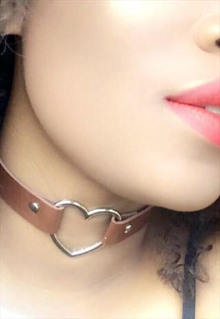 HEART LEATHER CHOKER IN BROWN AND SILVER