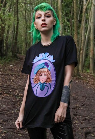 GRAPHIC TEE IN BLACK WITH DORIS THE SPIDER DOLL PRINT