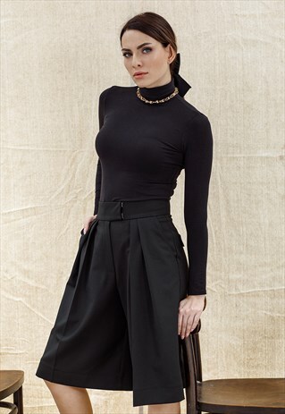 BLACK HIGH WAISTED PLEATED SHORTS