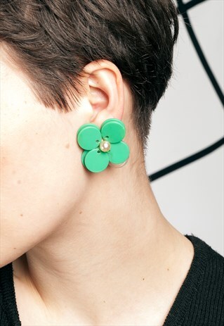 60S VINTAGE PLASTIC FLOWER CLIP-ON EARRINGS