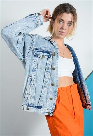 VINTAGE OVERSIZED DENIM JACKET IN BLUE.