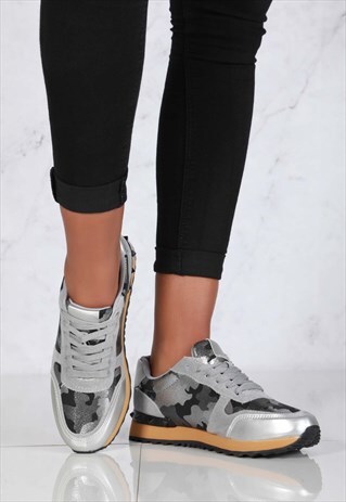 CAMOUFLAGE PRINT TRAINER IN GREY