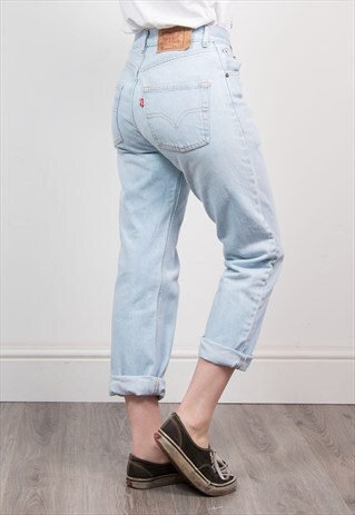 VINTAGE 90'S LIGHT DENIM LEVI'S MOM JEANS