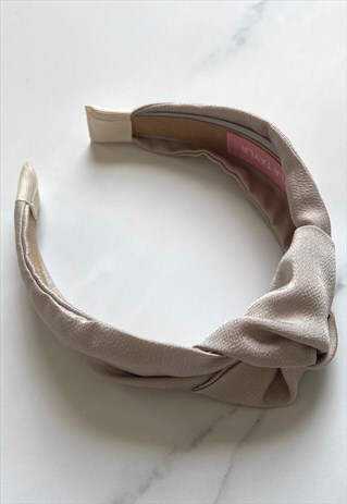 KNOT HEADBAND IN TAUPE SATIN