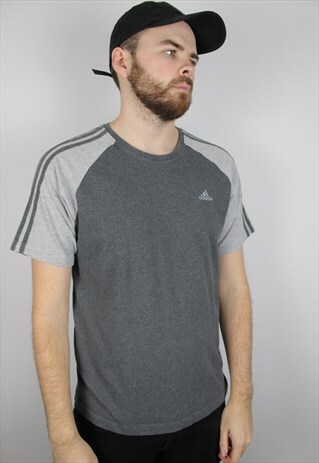 VINTAGE ADIDAS TEE SIZE MEDIUM
