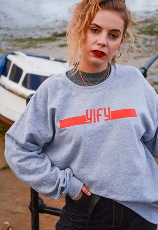 OVERSIZED SWEATSHIRT IN GREY WITH GRAPHIC LOGO.