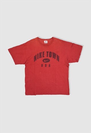 VINTAGE 90S NIKE TOWN SPELLOUT LOGO T-SHIRT IN RED