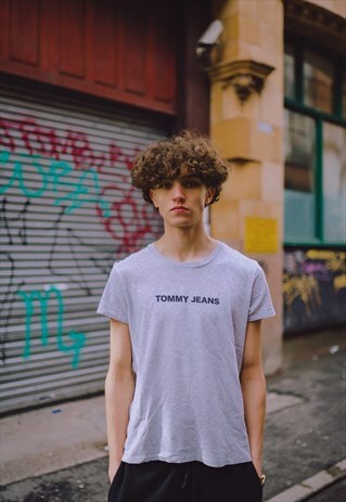 GREY TOMMY JEANS SPELL OUT T SHIRT