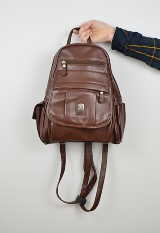 ZIP UP STRAP BACKPACK