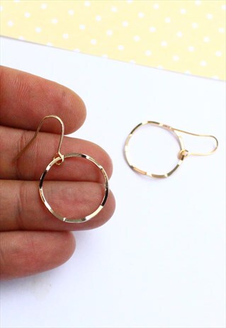 WAVY HOOP EARRINGS IN GOLD