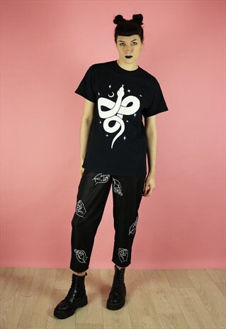 COILED SNAKE MOON STARS ILLUSTRATION PRINT T-SHIRT - BLACK