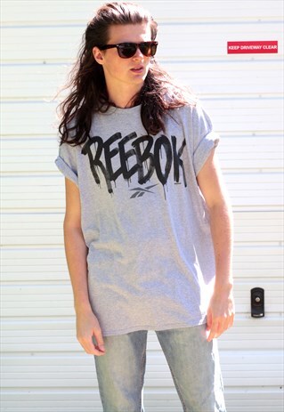 VINTAGE OVERSIZED REEBOK T-SHIRT