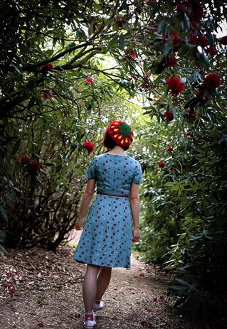 RED BERET WITH STRAWBERRY DETAIL