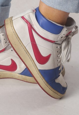NIKE HI TOP TRAINERS UK 6.5. US 9 , EUR 40.5 (73K)