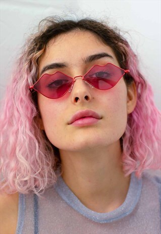 METAL FRAME LIP SHAPED SUNGLASSES WITH RED LENSES