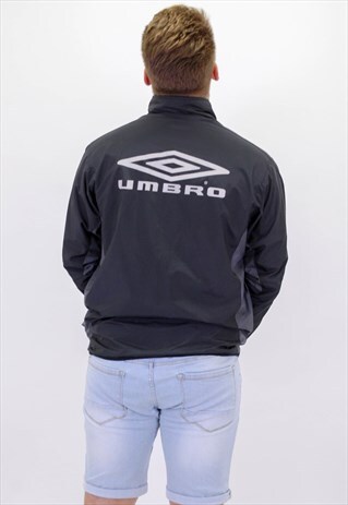 VINTAGE UMBRO SHELL JACKET IN BLACK LARGE LOGO BACK