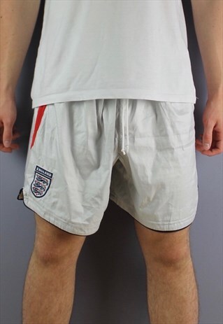 VINTAGE UMBRO ENGLAND FC SHORTS IN WHITE WITH EMBROIDERED LO