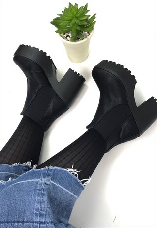 BN CHUNKY CLEATED SOLE PATFORM HEEL BLACK BOOTS 7 / 40
