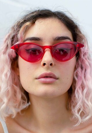 EXAGGERATED CAT EYE SUNGLASSES IN RED