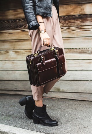 LEATHER MESSENGER BAG IN BROWN