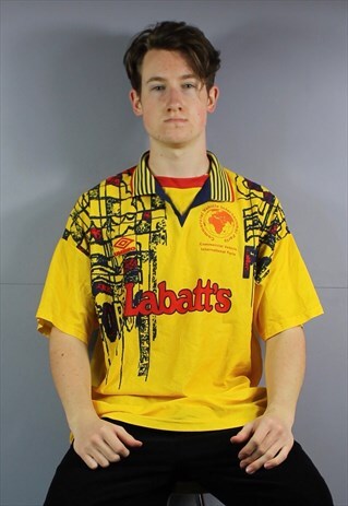 VINTAGE UMBRO NOTTINGHAM FOREST FOOTBALL SHIRT IN YELLOW WIT