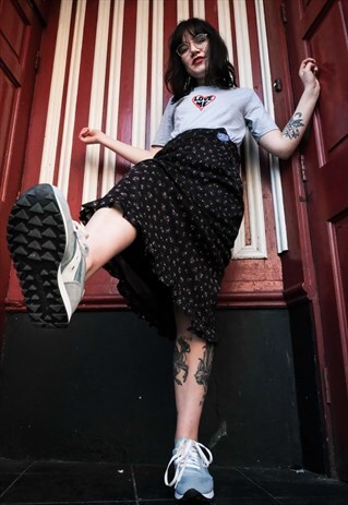 'LOVE ME' EMBROIDERED HEART GRAPHIC T-SHIRT IN GREY