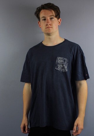 VINTAGE TOMMY HILFIGER T SHIRT IN NAVY WITH POCKET AND EMBRO