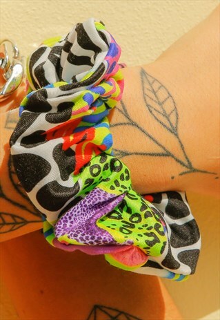 MULTI-COLOUR GRAPHIC PRINT HAIR SCRUNCHIE
