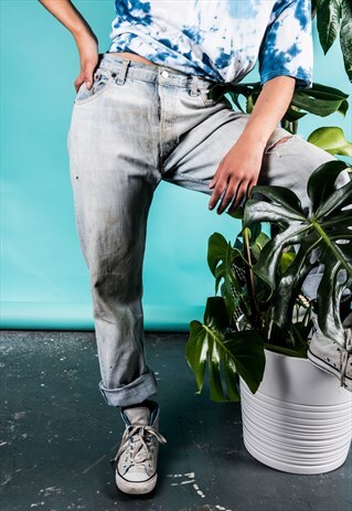 VINTAGE LEVI'S 501 MOM JEANS IN BLUE DENIM WITH PAINT MARKS