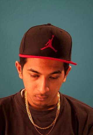 VINTAGE BLACK & RED AIR JORDAN SNAPBACK CAP HAT