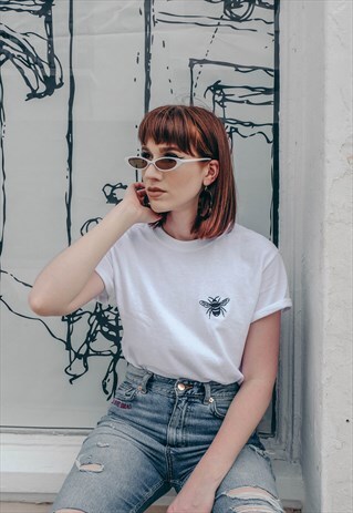 UNISEX T-SHIRT IN WHITE WITH BEE EMBROIDERY