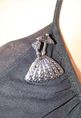 50S VINTAGE STYLE SILVER KITSCH BROOCH OF A LADY AND PARASOL