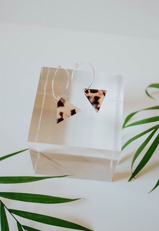 BLONDE TORTOISESHELL TRIANGLE HOOP EARRINGS