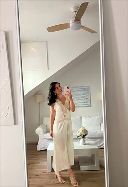 Beautiful vintage 90s dress in white with a deep v 