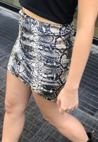 SIDE SHIRRED SKIRT IN SNAKESKIN EFFECT - BEIGE AND BLACK