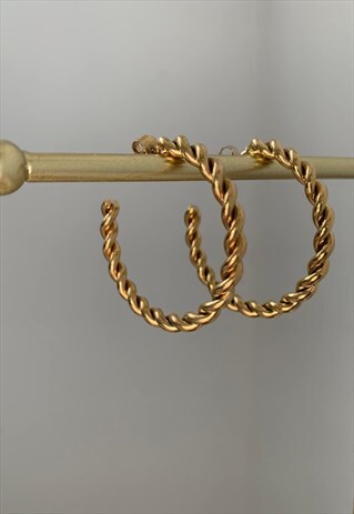 TRESSER. GOLD LARGE TWIST ROPE HOOP EARRINGS
