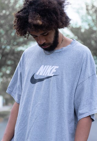 VINTAGE 90S NIKE SPELLOUT LOGO T SHIRT IN GREY & WHITE