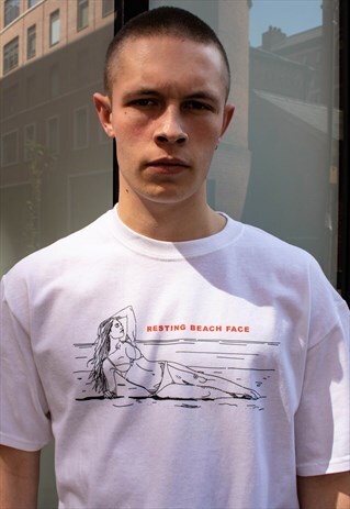 T-SHIRT IN WHITE WITH RESTING BEACH FACE GRAPHIC