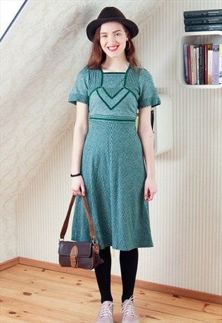 GREEN DOGTOOTH BELTED DRESS