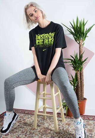 NIKE T SHIRT WITH GRAPHIC PRINT IN BLACK.