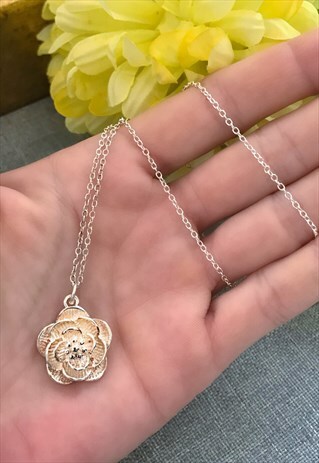 SILVER FLOWER NECKLACE